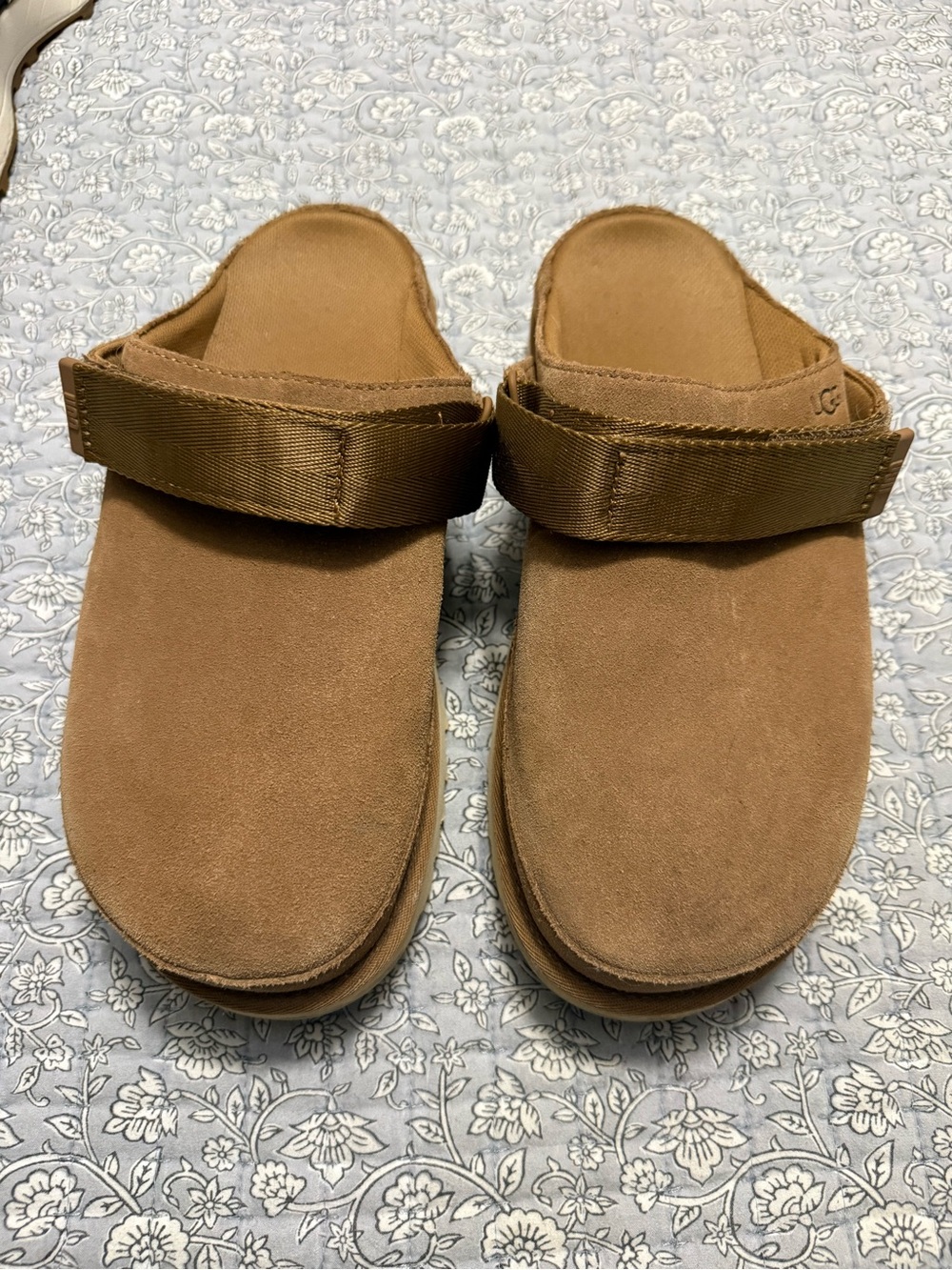Womens Ugg size 10 Suede Slip-On Sandal in Chestnut Brown